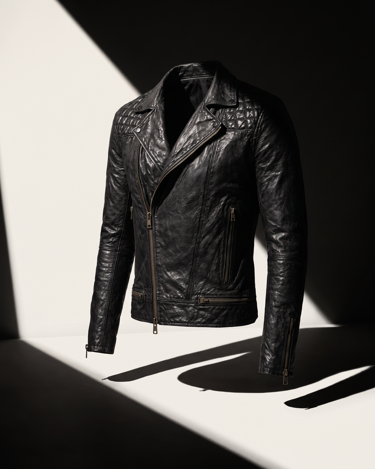 Ghid Fotografie Packshot Fashion: geacă biker din piele neagră în lumină dramatică, din unghi de trei sferturi