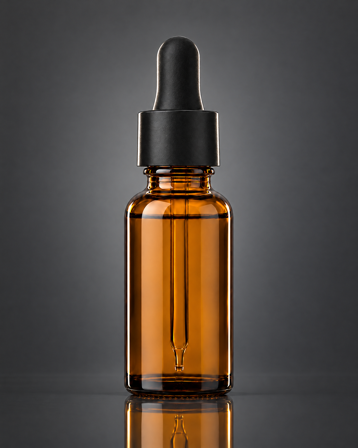 Sticlă de ser cu pipetă pe fundal gri închis, cu reflexie, packshot luxury